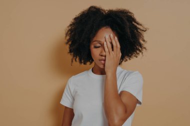 Stüdyoda, hayattaki ya da ilişkilerdeki sorunlar yüzünden hayal kırıklığına uğrayan, elleri ile yüzünü örten, stüdyoda bej duvara karşı poz verirken kaygı ya da depresyon hisseden, genç ve üzgün kadınların görüntüleri.