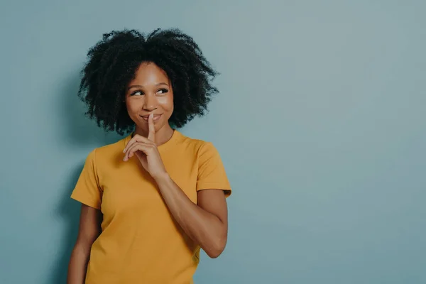 Keep Silence Gesture Cheerful Afro Girl Showing Shhh Sign Finger — Φωτογραφία Αρχείου