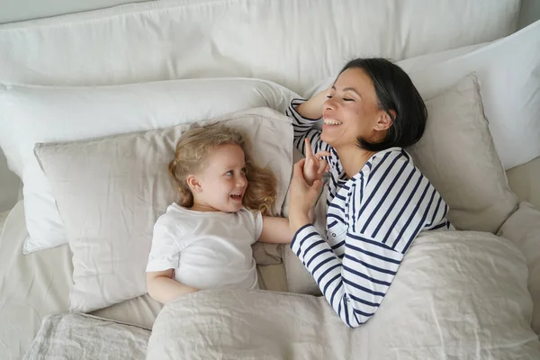 Mladá Máma Odpočívá Svou Dcerou Ložnici Běloška Dítě Usmívají Usínají — Stock fotografie