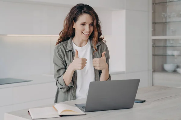 ビデオ通話中にノートパソコンの画面を見て親指を立てるような笑顔の女性 オンライン学習に満足し 教育コースを推奨する女性学生 リモート通信 — ストック写真