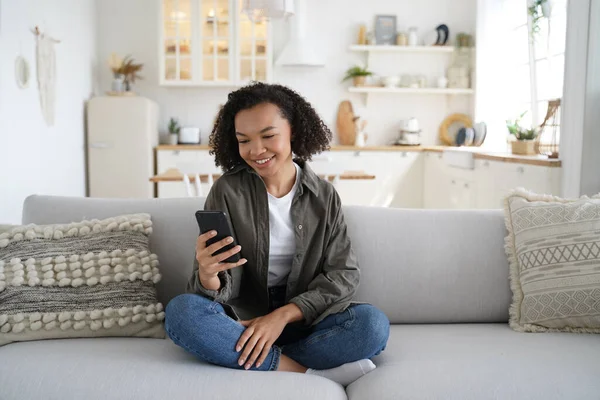 Усміхаючись Афроамериканська Дівчина Підліток Спілкується Соціальній Мережі Використовуючи Сучасні Мобільні — стокове фото