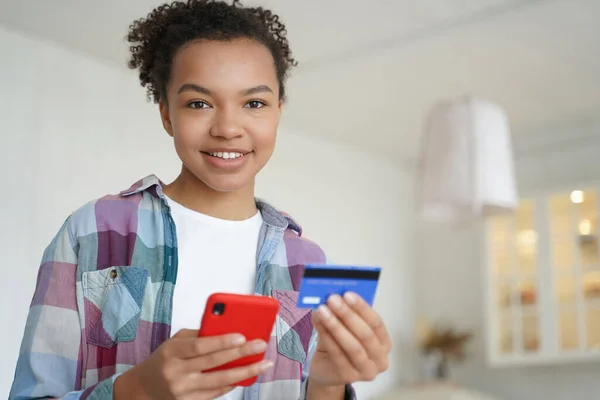 Усміхнена Змішана Гонка Дівчина Тримає Кредитну Картку Смартфон Використовуючи Онлайн — стокове фото