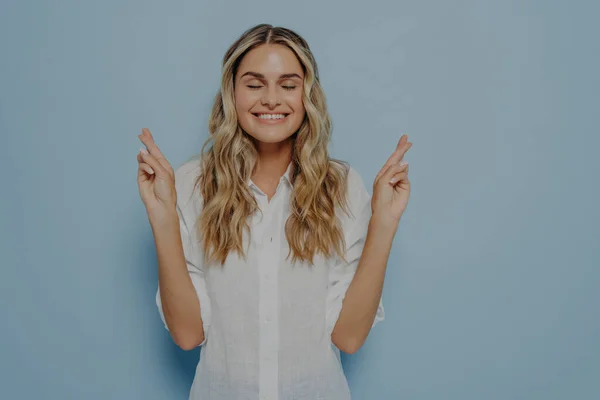 Blond Kvinna Med Slutna Ögon Gör Önskan Samtidigt Hålla Båda — Stockfoto