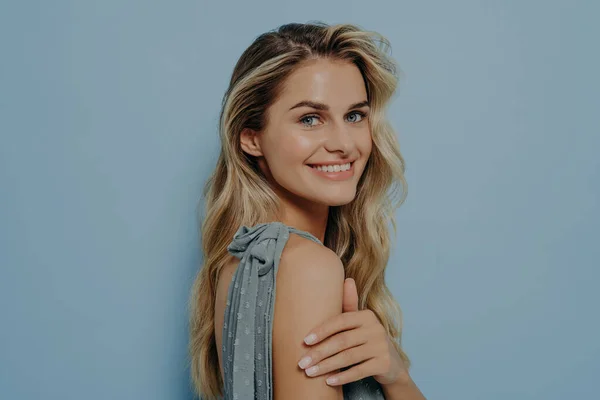 Porträtt Glad Positiv Leende Blond Kvinna Bär Blå Klänning Vända — Stockfoto