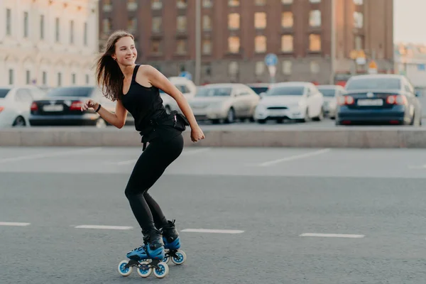 Toma Aire Libre Mujer Delgada Alegre Vestida Con Ropa Activa — Foto de Stock