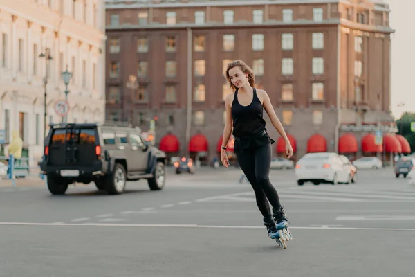 Active Girl Rollerblading Grey Asphalt Poses Rollers Dressed Active Wear — Stock Photo, Image