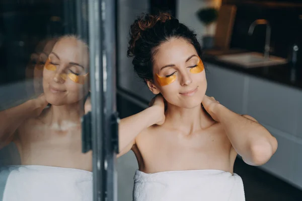 Wanita Muda Spanyol Yang Cantik Dengan Penutup Mata Hidrogel Wajah — Stok Foto