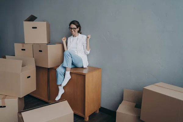 Jovencita Alegre Compra Bienes Raíces Chica Hispana Está Sentada Entre — Foto de Stock