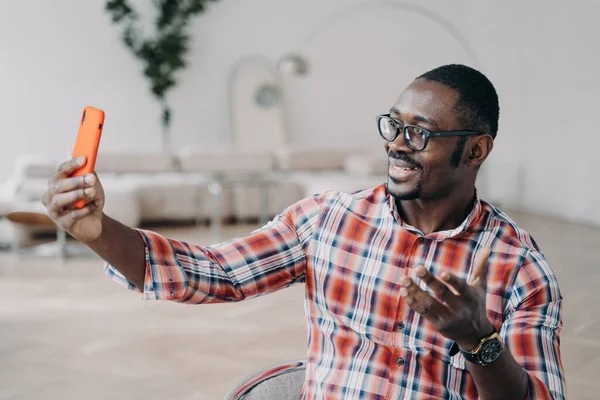 Moderní Afroameričan Nosí Brýle Drží Smartphone Mluví Online Videohovory Přátelské — Stock fotografie