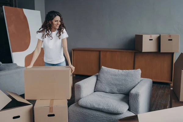 Una Mujer Europea Sonriente Está Empacando Cosas Chica Muda Casa — Foto de Stock