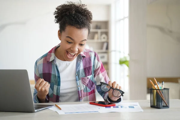 Feliz Estudiante Raza Mixta Obtuvo Buenos Resultados Del Examen Hace — Foto de Stock