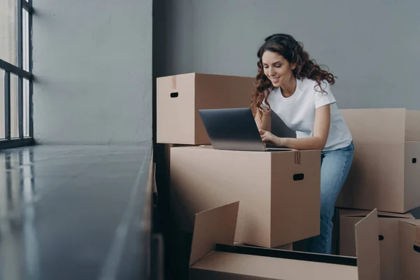 Mujer Española Sonriente Con Cajas Cartón Trabaja Ordenador Portátil Busca — Foto de Stock