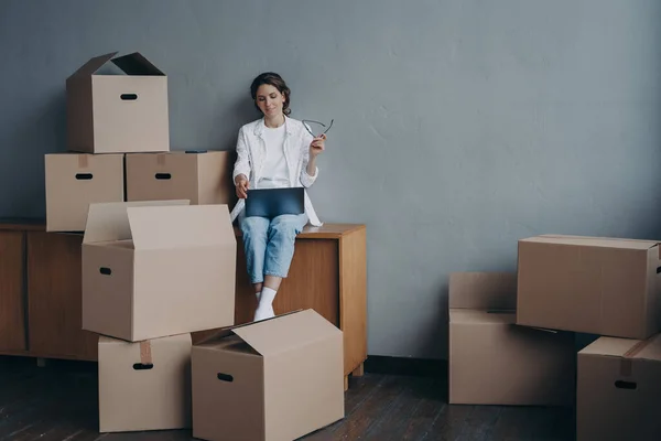 Mujer Con Portátil Sentada Rodeada Cajas Cartón Con Cosas Personales — Foto de Stock