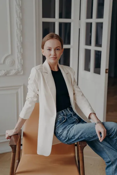 Självsäker Ung Kaukasiska Kvinna Bär Kostym Jacka Poserar För Porträtt — Stockfoto