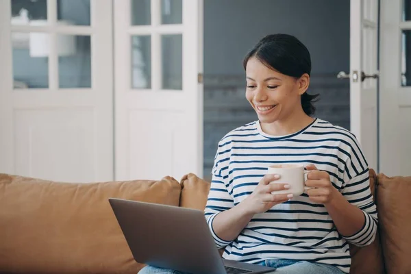 Leende Kvinna Som Använder Laptop Koppla Bekväm Soffa Hemma Glad — Stockfoto