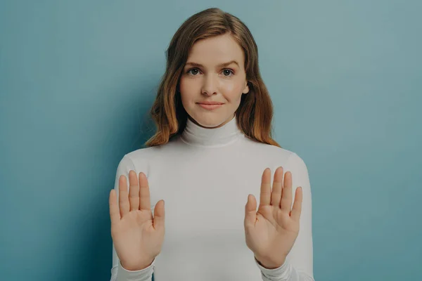 Självsäker Ung Kvinna Visar Sina Handflator Samtidigt Hålla Båda Händerna — Stockfoto