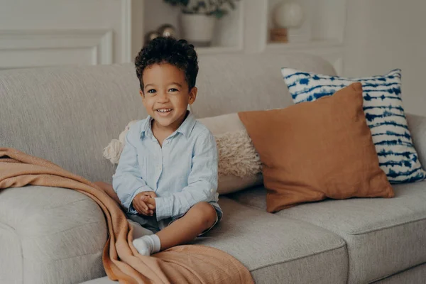 Pequeño Niño Afro Ropa Casual Sentado Cómodo Sofá Con Diferentes — Foto de Stock