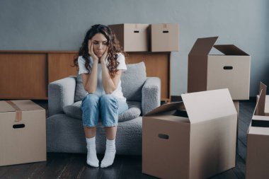 Mutsuz, genç bir kadın kiracı elinde karton kutularla koltukta oturuyor. Kiralık konuttan taşınmak için nedensiz hissediyor. İspanyol kadın taşındığı için stresli. Zorlu taşıma günü.