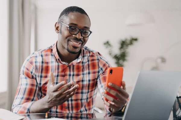 Der Moderne Afrikanische Amerikaner Mit Brille Spricht Online Videoanruf Hält — Stockfoto