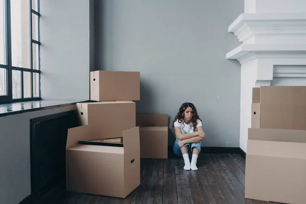 Cansada Joven Frustrada Sentada Suelo Entre Cajas Cartón Con Las — Foto de Stock