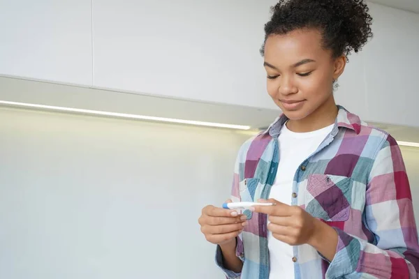 Glimlachend Gemengd Ras Jong Meisje Houdt Digitale Thermometer Het Controleren — Stockfoto