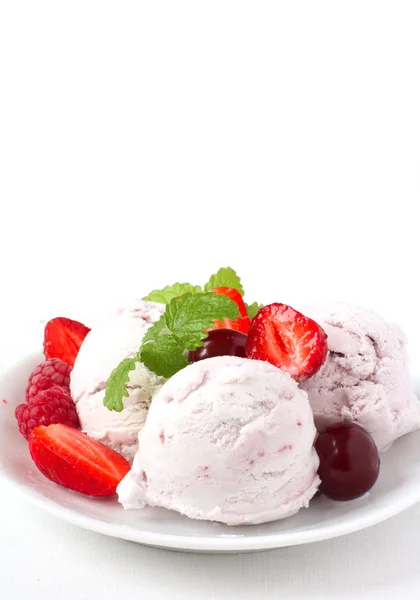 Fruchteis mit frischen Beeren — Stockfoto