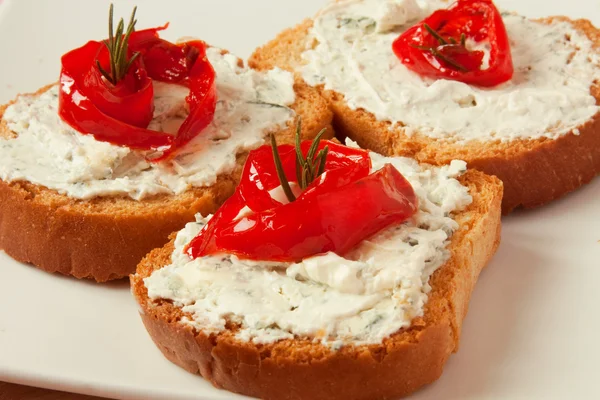 Bruschetta cu brânză albastră și ardei gras — Fotografie, imagine de stoc
