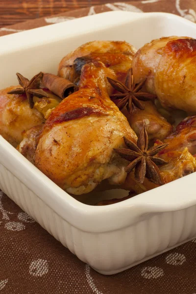 Gebraden kip met sojasaus, gember, kaneel, knoflook en anijs — Stockfoto