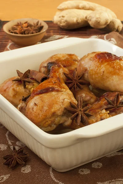 Gebraden kip met sojasaus, gember, kaneel, knoflook en anijs — Stockfoto