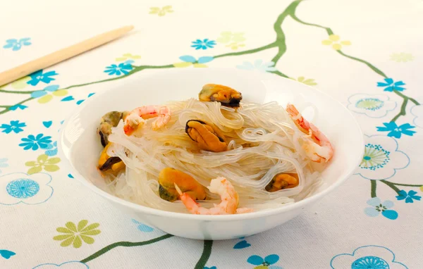 Salad of Chinese rice noodles and seafood — Stock Photo, Image