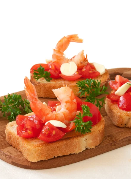 Rostat bröd med tomat och räkor — Stockfoto