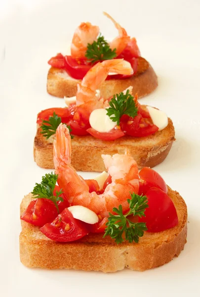 Tostadas con tomates y camarones — Foto de Stock