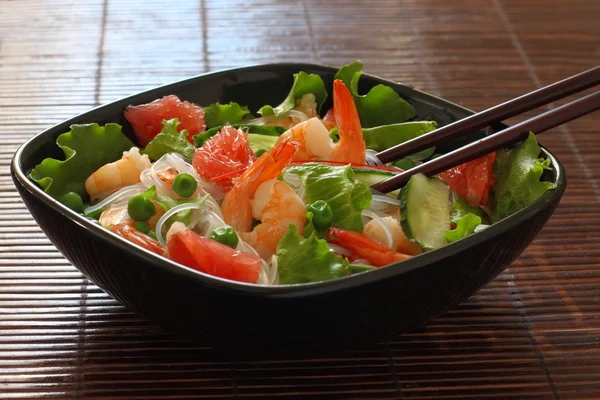 Salad with shrimp,rice noodles and vegetables — Stock Photo, Image