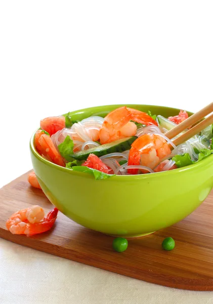 Салат з креветками, рисовою локшиною та овочами — стокове фото