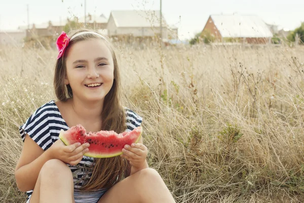 Ritratto di bambina di 9 anni che mangia anguria — Foto Stock