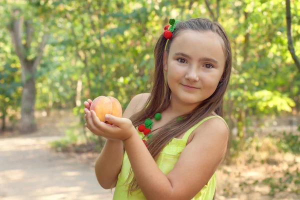 Retrato de niña de 9 años al aire libre —  Fotos de Stock