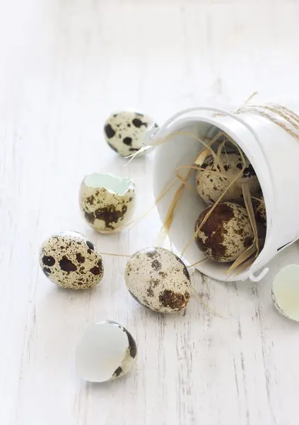 Křepelčí vejce, linoucí se z lopaty — Stock fotografie