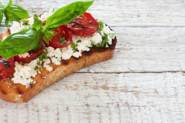 ızgara domates ve peynir ile kızarmış ekmek