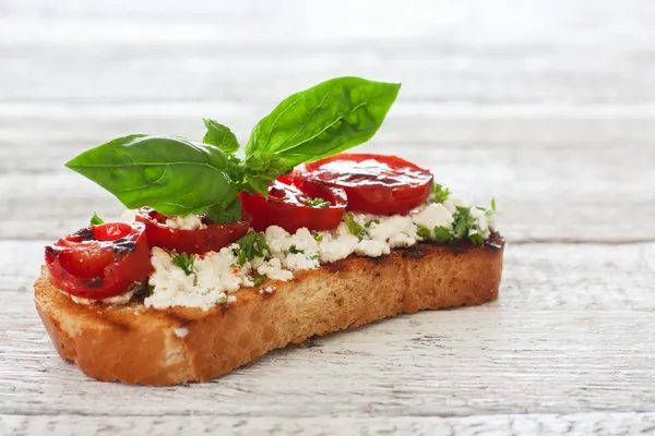 Izgara domates ve peynir ile kızarmış ekmek — Stok fotoğraf