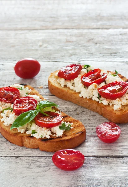 Torradas com tomates grelhados e ricota — Fotografia de Stock