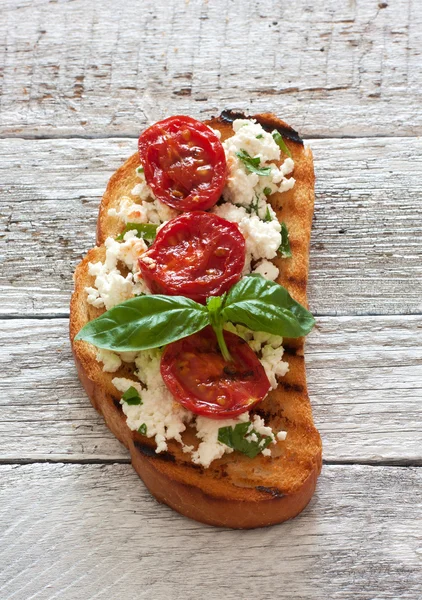 Torrada com tomate grelhado e ricota — Fotografia de Stock