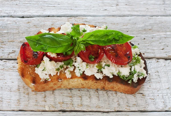 Tostadas con tomates a la parrilla y queso blando — Foto de Stock