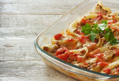 conchiglioni makarna kıyma ile doldurulmuş