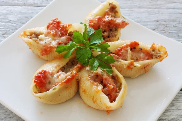 conchiglioni makarna kıyma ile doldurulmuş