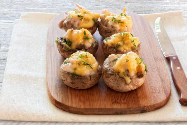 Setas rellenas de carne picada y queso — Foto de Stock