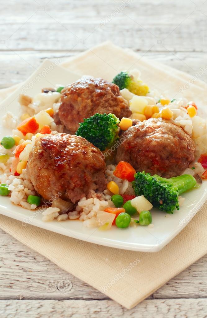 Meatballs with rice and vegetables — Stock Photo © Annata78 37596003