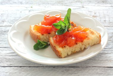 tost ile meyve reçeli