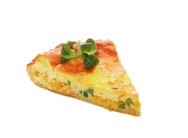 bir parça kek peyniri ve sebze ile