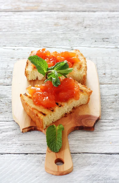 Pane tostato con marmellata di frutta — Foto Stock