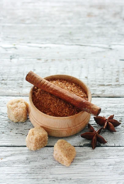 Palitos de canela, anis estrelado e açúcar mascavo — Fotografia de Stock